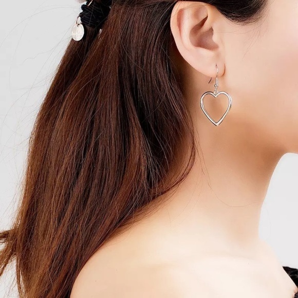 3/$30 🤍 Dainty Heart Drop Earrings - Picture 4 of 4